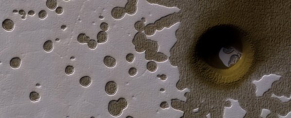 NASA cũng không giải thích nổi Lỗ sâu hoắm trên Sao hỏa này từ đâu ra