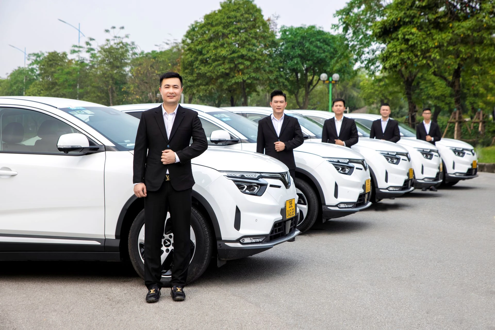 Đội ngũ tài xế được tuyển chọn khắt khe, đào tạo chuyên nghiệp để đảm bảo dịch vụ đạt chuẩn 5 sao Đội ngũ tài xế được tuyển chọn khắt khe, đào tạo chuyên nghiệp để đảm bảo dịch vụ đạt chuẩn 5 sao
