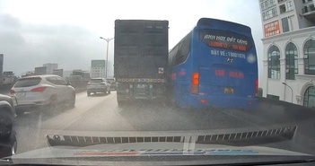 Tài xế xe container quyết 'chèn đường', không cho xe khách vượt trên làn dừng khẩn cấp Tài xế xe container quyết 'chèn đường', không cho xe khách vượt trên làn dừng khẩn cấp