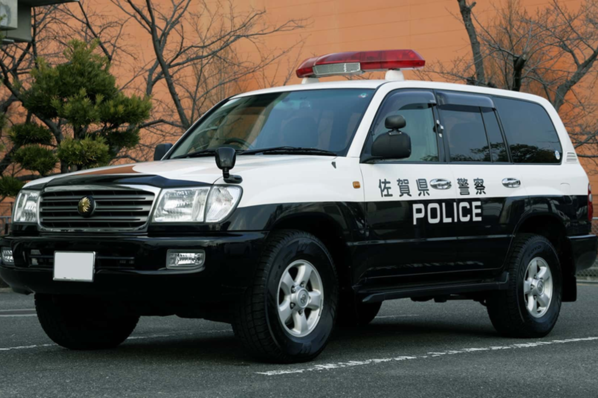 Cận cảnh Toyota Land Cruiser J100 "huyền thoại" của cảnh sát Nhật