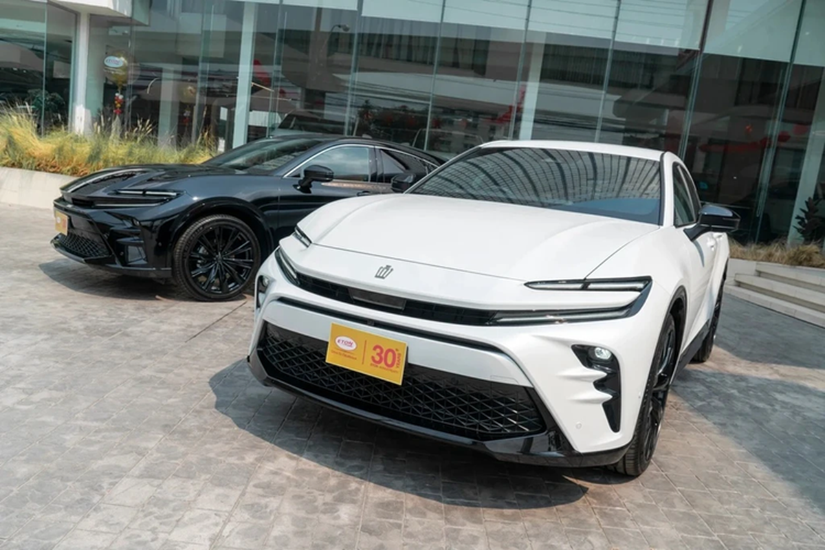 Toyota Crown Sport 2024 tu 2,39 ty tai Thai Lan, cho ve Viet Nam