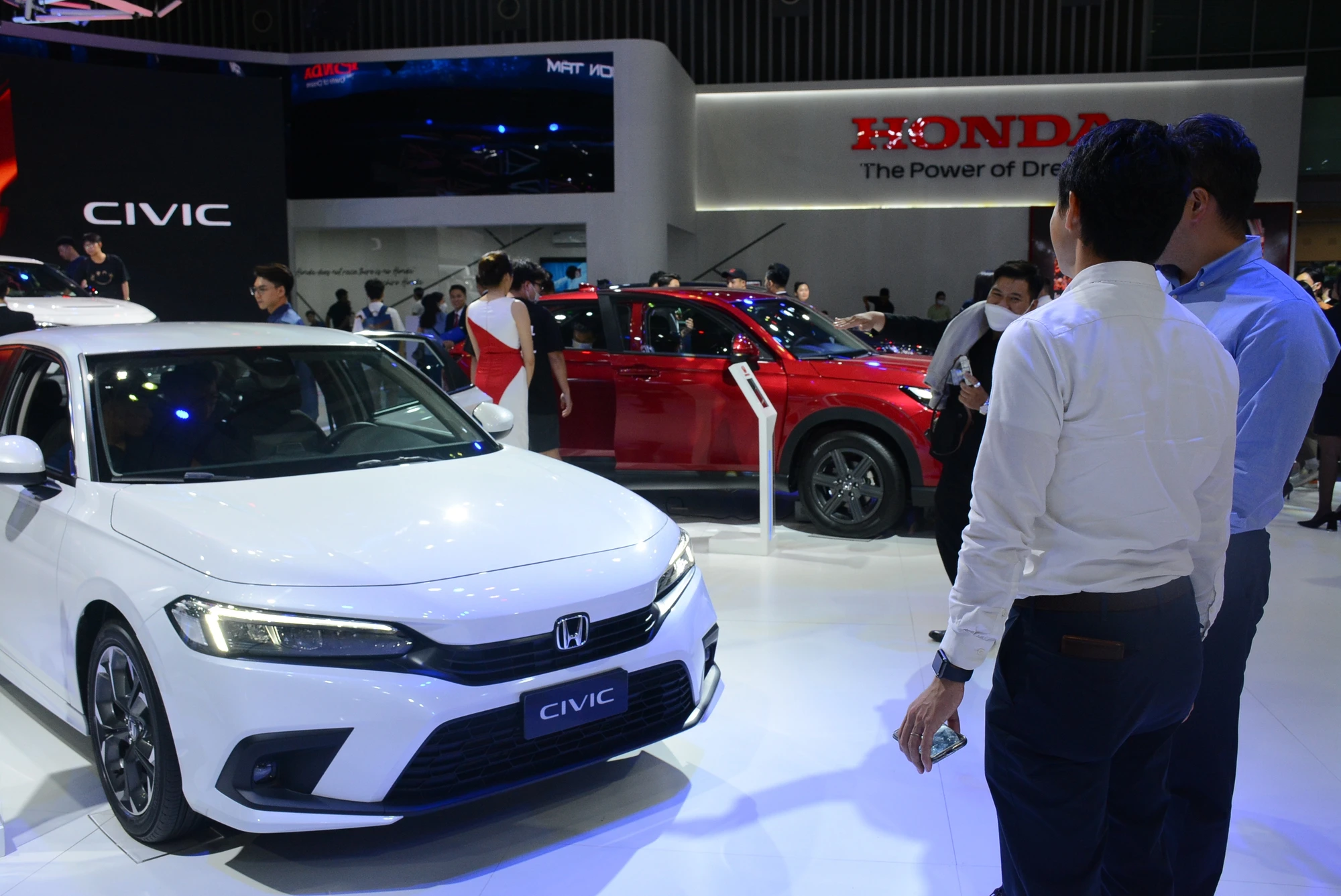 Người Việt giảm mua ô tô dù được hạ giá, hỗ trợ lệ phí trước bạ- Ảnh 3. Người Việt giảm mua ô tô dù được hạ giá, hỗ trợ lệ phí trước bạ- Ảnh 3.