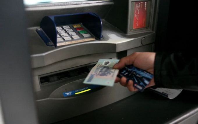 Máy ATM "nuốt tiền" không nhả dù tài khoản đã trừ tiền, làm theo cách này để tránh mất tiền oan!