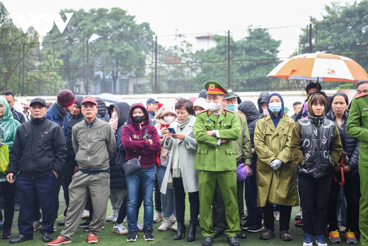 thanh nien ha noi chia tay nguoi than len duong nhap ngu hinh anh 1