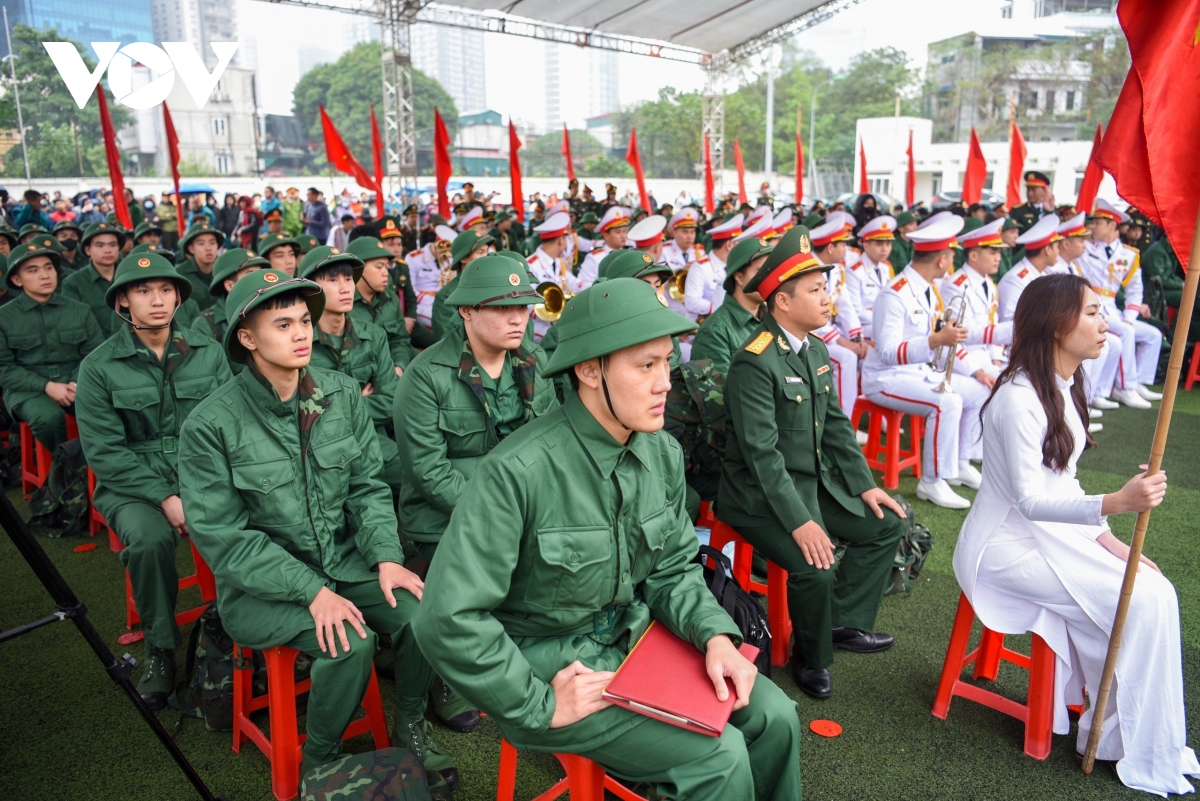 thanh nien ha noi chia tay nguoi than len duong nhap ngu hinh anh 3