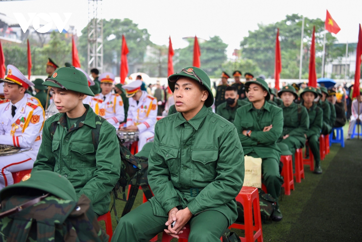 thanh nien ha noi chia tay nguoi than len duong nhap ngu hinh anh 4