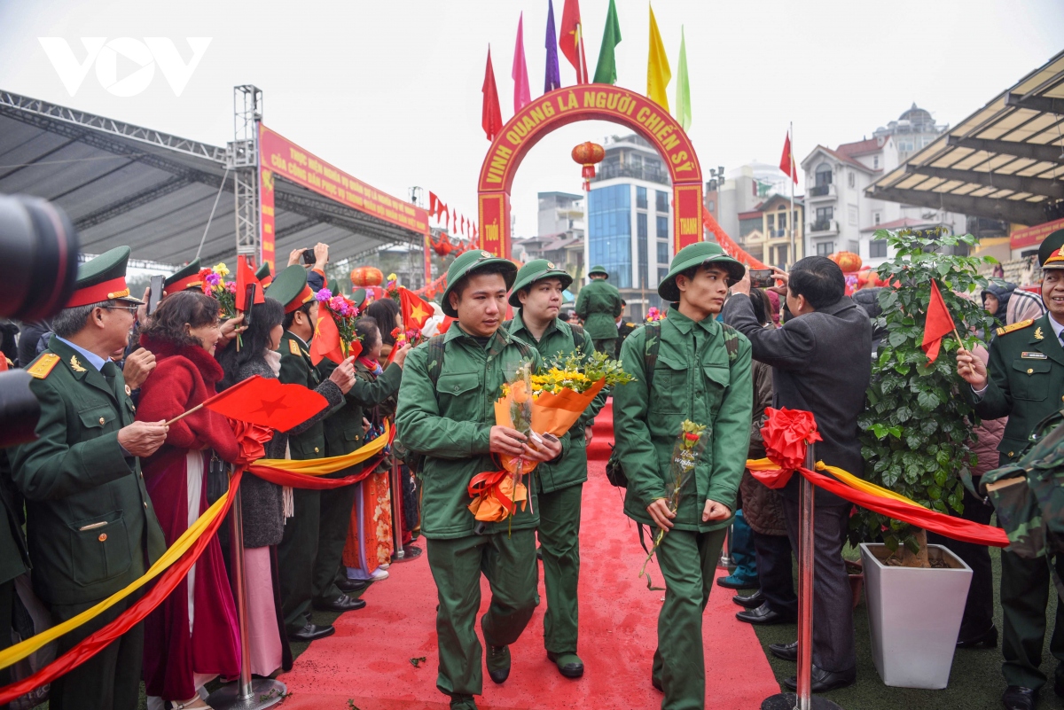 thanh nien ha noi chia tay nguoi than len duong nhap ngu hinh anh 10