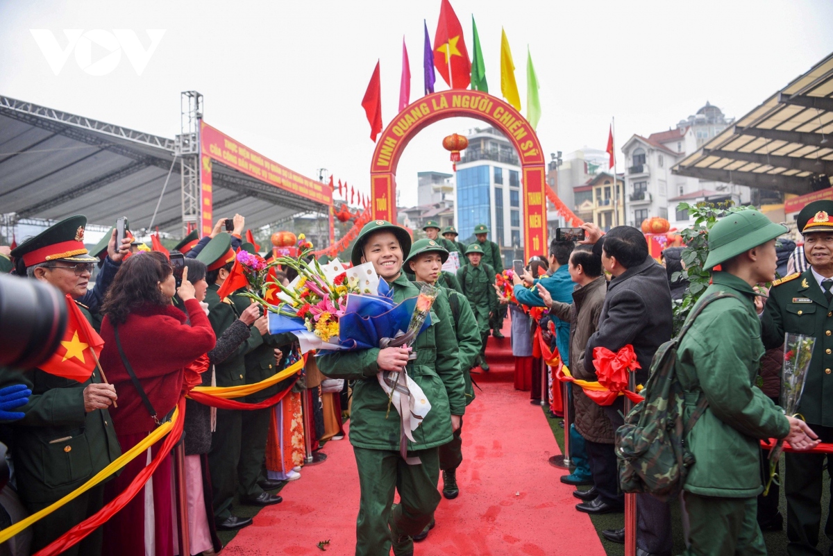 thanh nien ha noi chia tay nguoi than len duong nhap ngu hinh anh 9