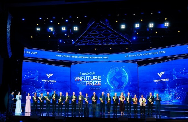Hai nhà sáng lập Quỹ VinFuture tặng hoa cho Hội đồng Giải thưởng tại Lễ trao giải VinFuture 2023