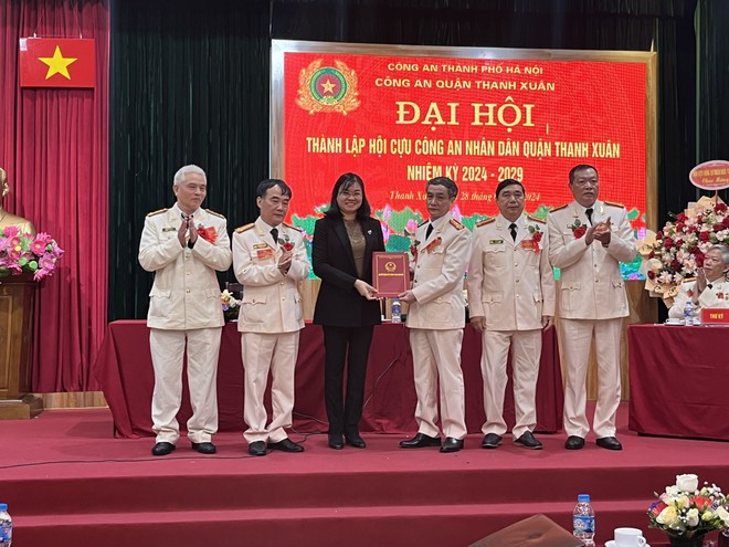 Trao quyết định thành lập hội cựu Công an nhân dân quận Thanh Xuân