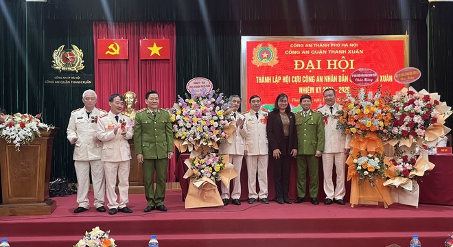 Các đồng chí lãnh đạo tặng hoa chúc mừng thành công của Đại hội