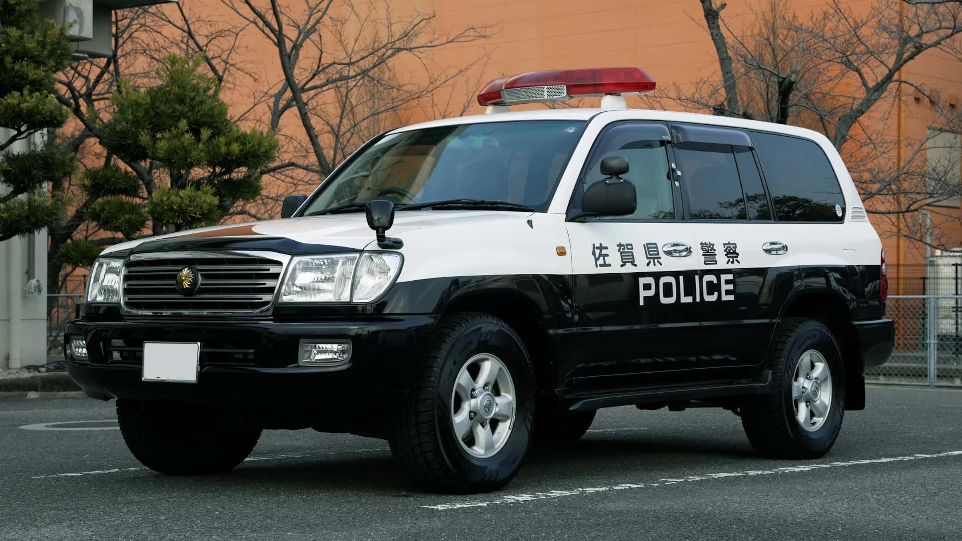 Toyota Land Cruiser hơn 25 năm tuổi dùng làm xe cảnh sát Nhật Bản