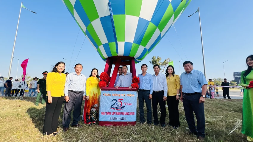 Khinh khí cầu rực rỡ mừng 25 năm thành lập TP Long Xuyên