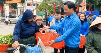 Hà Nội: Tặng người dân làn nhựa đi chợ để hạn chế sử dụng túi nilon