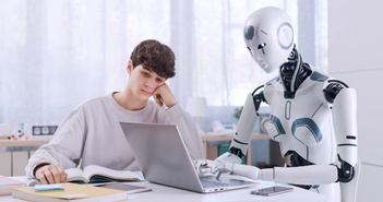 CEO Nvidia cảnh báo: Trẻ con không cần học lập trình, AI sẽ sớm hủy diệt nghề viết code, khuyên mọi người chuyển sang học kiến thức khác hữu dụng hơn CEO Nvidia cảnh báo: Trẻ con không cần học lập trình, AI sẽ sớm hủy diệt nghề viết code, khuyên mọi người chuyển sang học kiến thức khác hữu dụng hơn