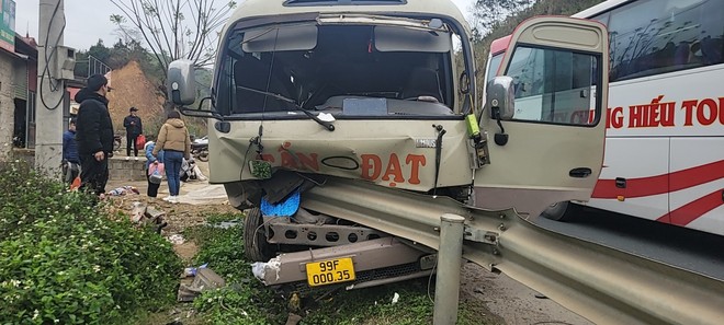Hiện trường chiếc xe chở khách tự đâm vào hộ lan bên đường ở Lạng Sơn
