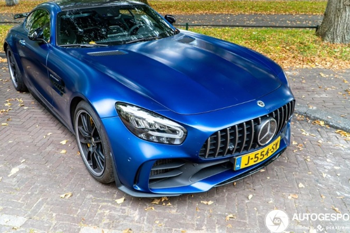 Siêu xe Mercedes-AMG GT R bất ngờ mất lái, lao xuống "tắm mương" - Hình 2 Sieu xe Mercedes-AMG GT R bat ngo mat lai, lao xuong