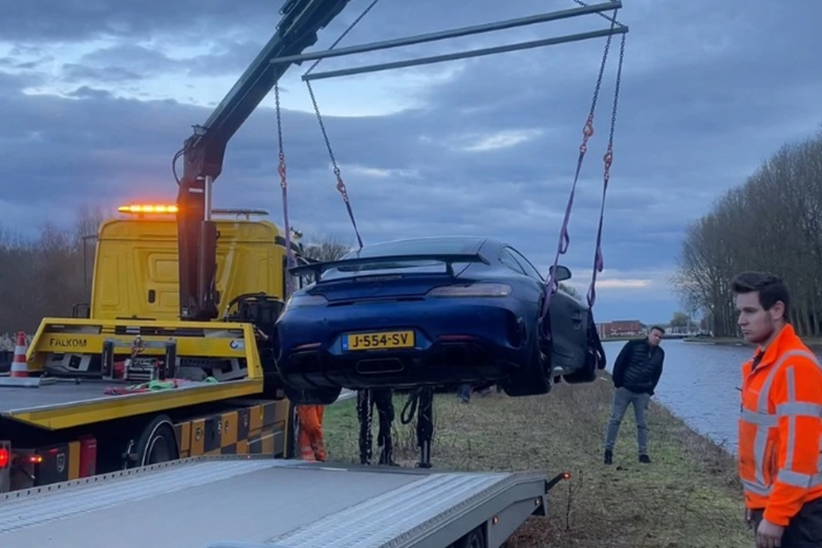 Siêu xe Mercedes-AMG GT R bất ngờ mất lái, lao xuống "tắm mương" - Hình 3 Sieu xe Mercedes-AMG GT R bat ngo mat lai, lao xuong
