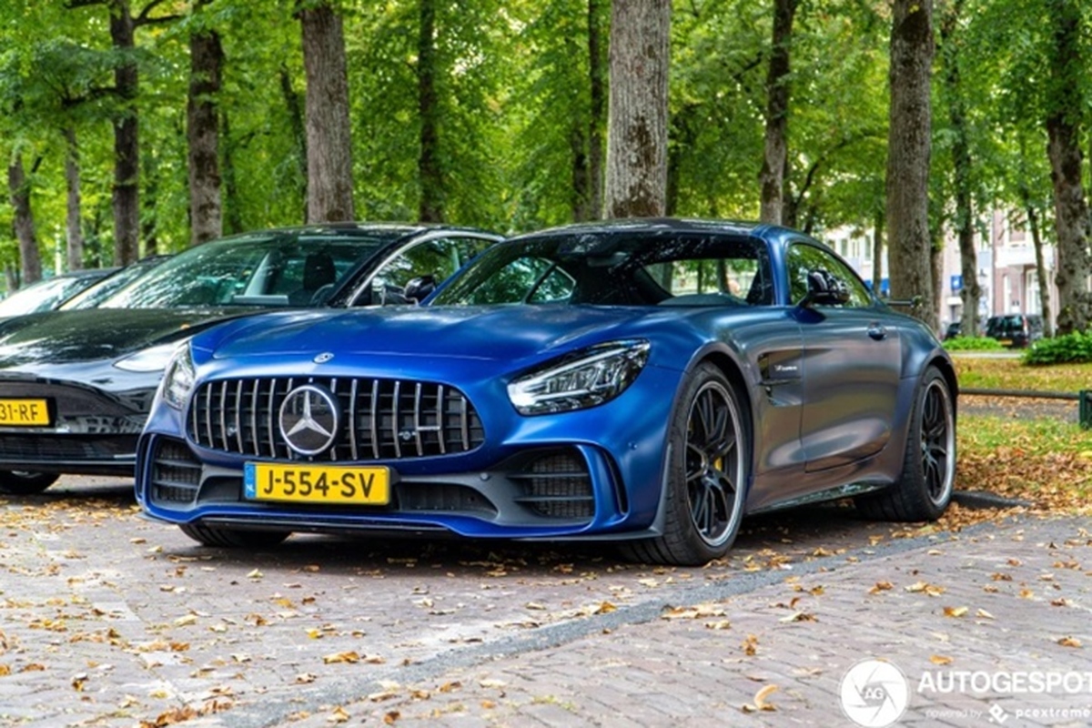 Siêu xe Mercedes-AMG GT R bất ngờ mất lái, lao xuống "tắm mương" Sieu xe Mercedes-AMG GT R bat ngo mat lai, lao xuong