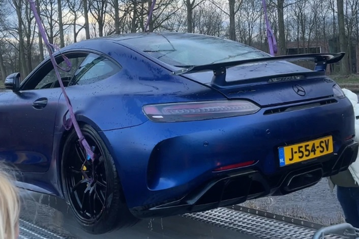 Siêu xe Mercedes-AMG GT R bất ngờ mất lái, lao xuống "tắm mương" - Hình 5 Sieu xe Mercedes-AMG GT R bat ngo mat lai, lao xuong
