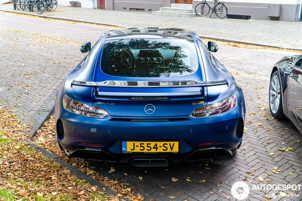 Siêu xe Mercedes-AMG GT R bất ngờ mất lái, lao xuống "tắm mương" - Hình 6 Sieu xe Mercedes-AMG GT R bat ngo mat lai, lao xuong