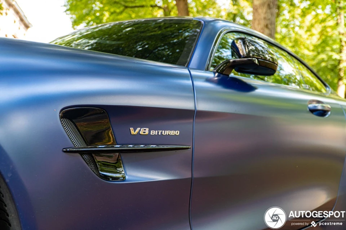 Siêu xe Mercedes-AMG GT R bất ngờ mất lái, lao xuống "tắm mương" - Hình 7 Sieu xe Mercedes-AMG GT R bat ngo mat lai, lao xuong