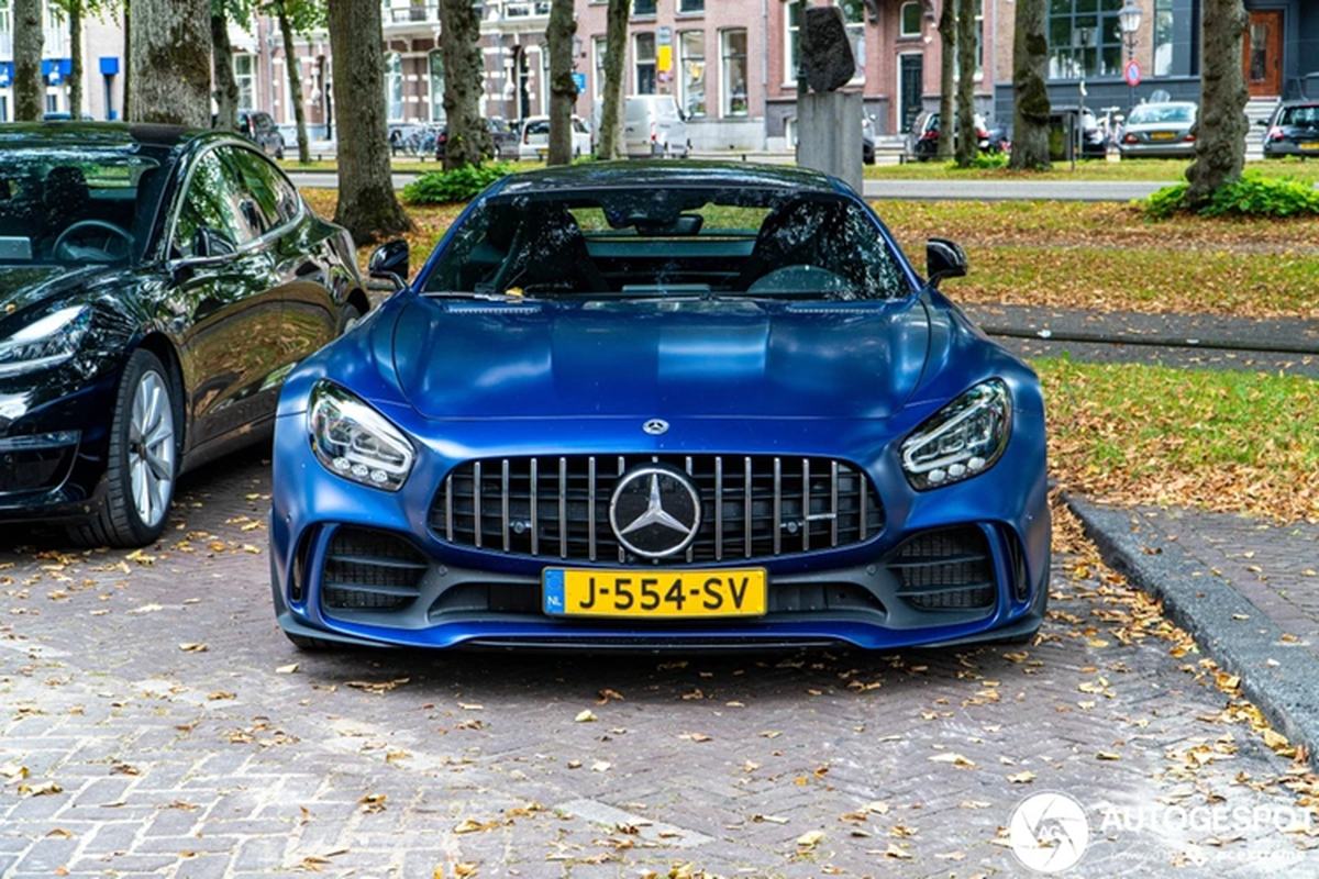 Siêu xe Mercedes-AMG GT R bất ngờ mất lái, lao xuống "tắm mương" - Hình 8 Sieu xe Mercedes-AMG GT R bat ngo mat lai, lao xuong