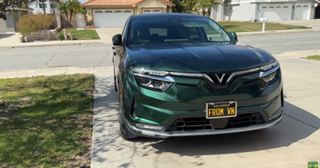 Gắn biển 'FROM VN' lên VinFast VF 8, YouTuber Mỹ chia sẻ: 'Muốn đi phượt ai cũng nhận ra xe và mình đến từ đâu' Gắn biển 'FROM VN' lên VinFast VF 8, YouTuber Mỹ chia sẻ: 'Muốn đi phượt ai cũng nhận ra xe và mình đến từ đâu'