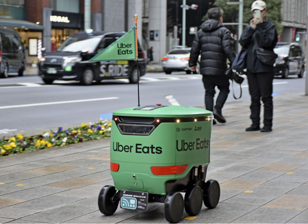 Uber Eats lần đầu giao hàng bằng robot tại Nhật Bản