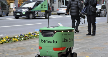 Uber Eats lần đầu giao hàng bằng robot tại Nhật Bản