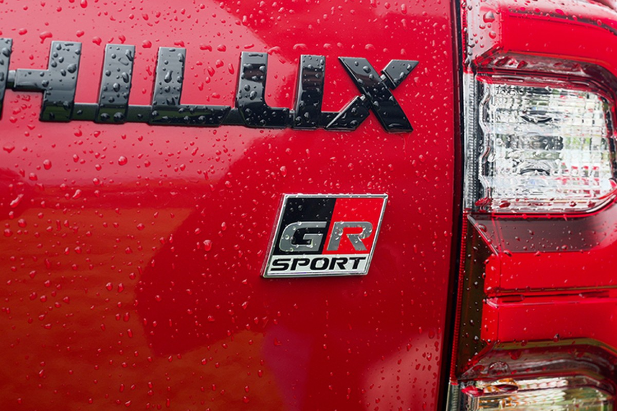 Toyota Hilux GR Sport có gì để "thách thức” vua bán tải Ford Ranger? - Hình 3 Toyota Hilux GR Sport co gi de