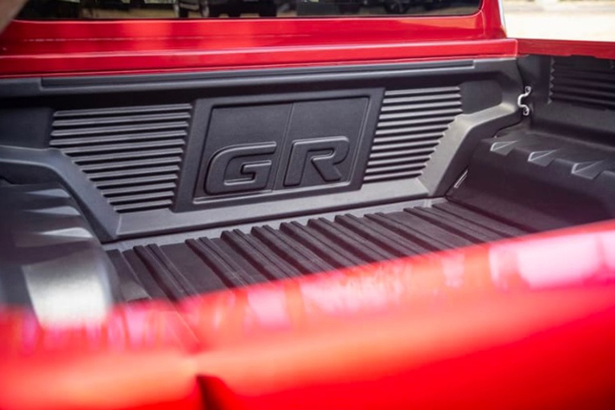 Toyota Hilux GR Sport có gì để "thách thức” vua bán tải Ford Ranger? - Hình 4 Toyota Hilux GR Sport co gi de