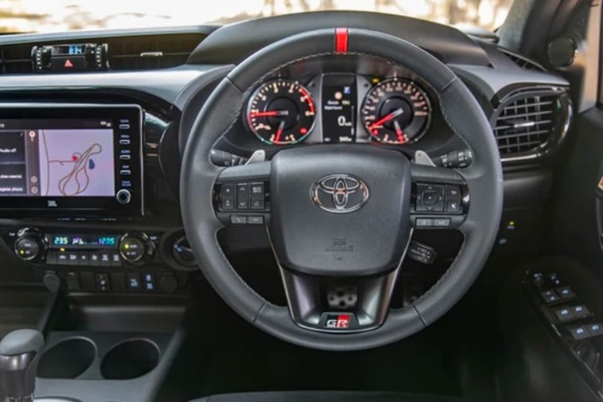 Toyota Hilux GR Sport có gì để "thách thức” vua bán tải Ford Ranger? - Hình 5 Toyota Hilux GR Sport co gi de