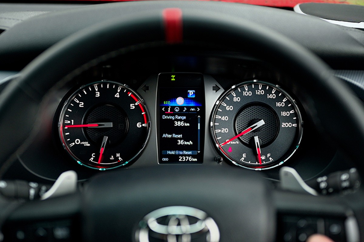 Toyota Hilux GR Sport có gì để "thách thức” vua bán tải Ford Ranger? - Hình 6 Toyota Hilux GR Sport co gi de