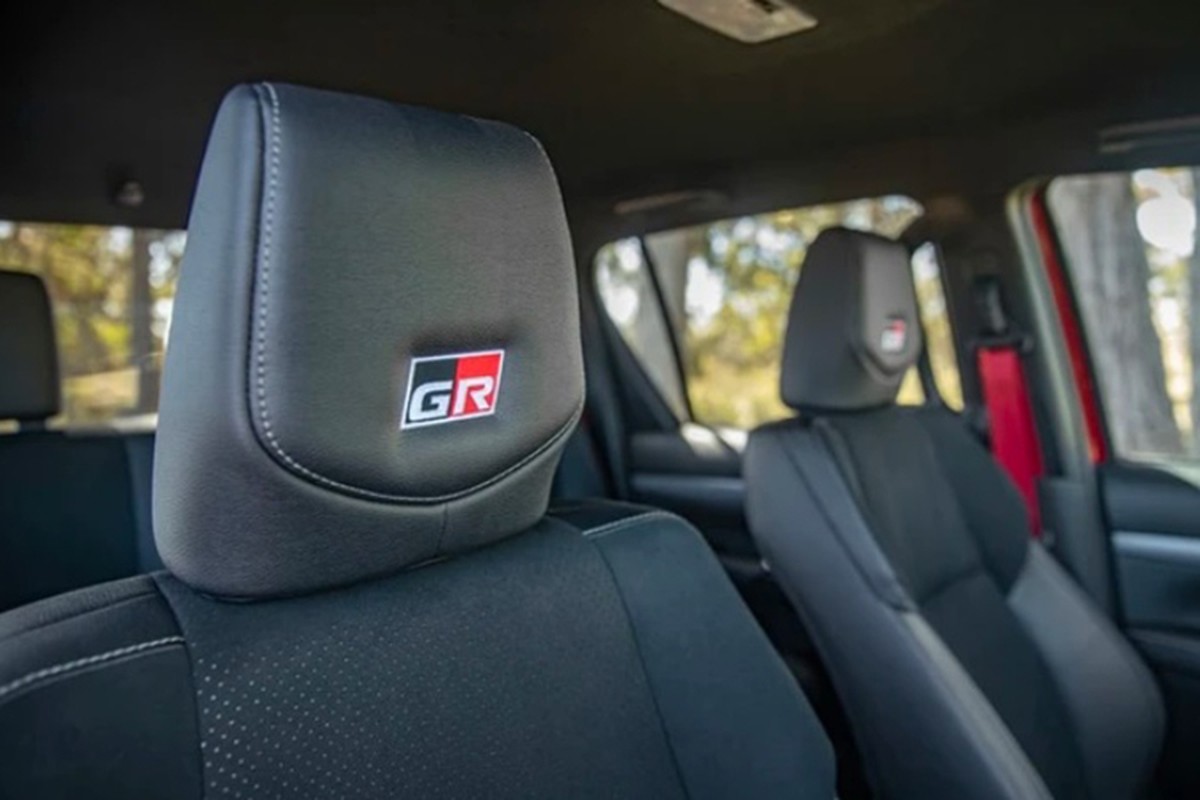 Toyota Hilux GR Sport có gì để "thách thức” vua bán tải Ford Ranger? - Hình 7 Toyota Hilux GR Sport co gi de