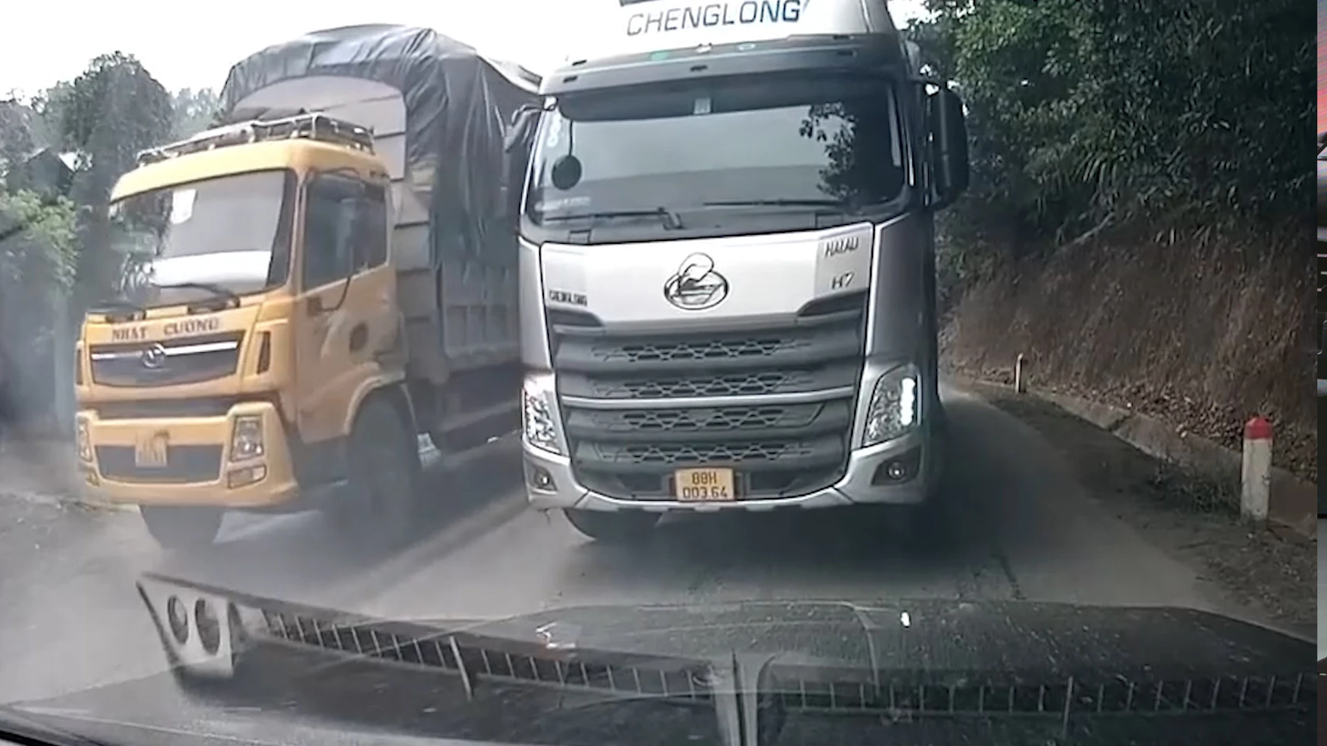 Kinh hoàng xe 'siêu trường - siêu trọng' vượt ẩu trên đèo, suýt gây tai nạn- Ảnh 1. Kinh hoàng xe 'siêu trường - siêu trọng' vượt ẩu trên đèo, suýt gây tai nạn- Ảnh 1.