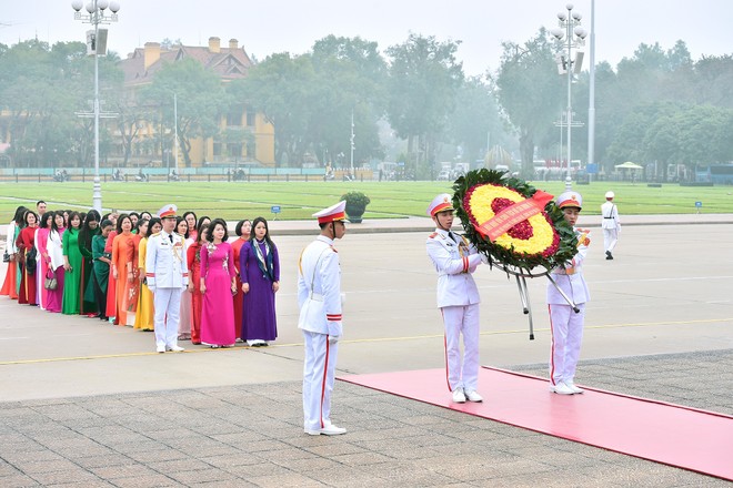 Đoàn Hội phụ nữ Phòng Tổ chức cán bộ vào lăng viếng Bác