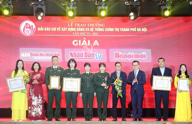 Phó Bí thư Thường trực Thành ủy Hà Nội và Chủ tịch Hội Nhà báo Việt Nam trao giải A cho các tác giả