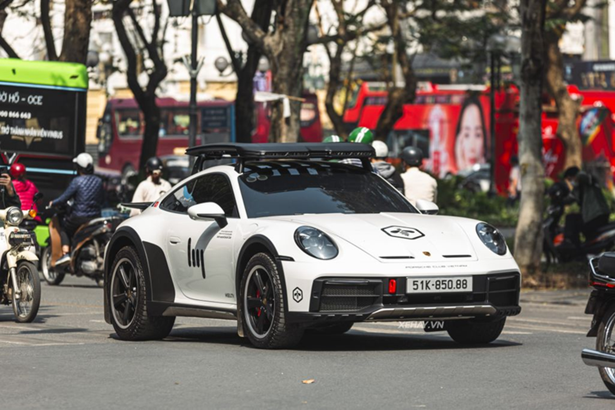 Porsche 911 Dakar gan 16 ty sap chay xuyen luc dia tai Ha Noi