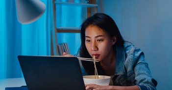 Thương mại điện tử tạo nên 1 thế hệ “thợ săn sale”: Thức đêm canh giảm giá, cảm thấy thua cuộc nếu mua nhầm “deal lởm” Thương mại điện tử tạo nên 1 thế hệ “thợ săn sale”: Thức đêm canh giảm giá, cảm thấy thua cuộc nếu mua nhầm “deal lởm”