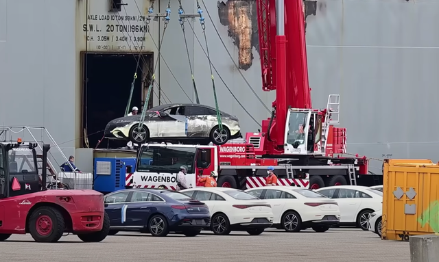 Xe điện Mercedes EQE ngâm trong nước khi được 'giải cứu' từ vụ cháy tàu Fremantle Highway - Ảnh 1. Xe điện Mercedes EQE ngâm trong nước khi được 'giải cứu' từ vụ cháy tàu Fremantle Highway - Ảnh 1.