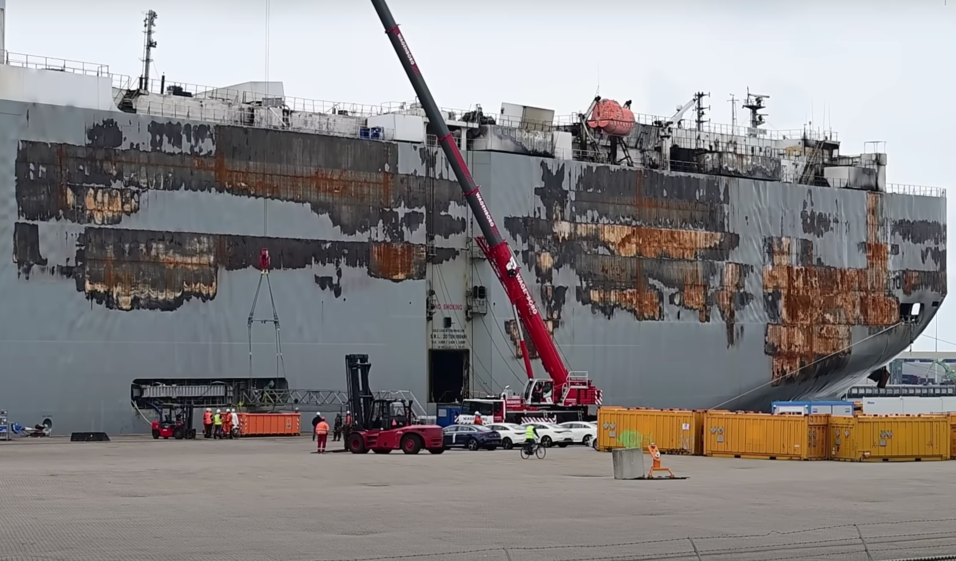 Xe điện Mercedes EQE ngâm trong nước khi được 'giải cứu' từ vụ cháy tàu Fremantle Highway - Ảnh 3. Xe điện Mercedes EQE ngâm trong nước khi được 'giải cứu' từ vụ cháy tàu Fremantle Highway - Ảnh 3.