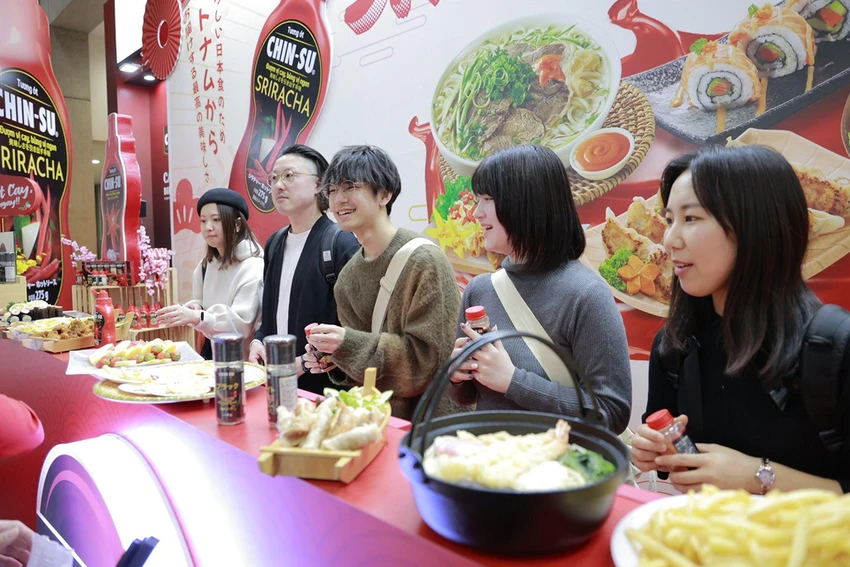 Các bạn trẻ Nhật Bản thích thú trải nghiệm hương vị đặc sản Việt Nam (Ảnh: Masan Consumer).jpg