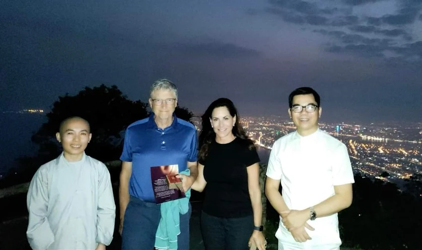 Bill Gates thưởng trà cùng bạn gái ở đỉnh núi Bàn Cờ