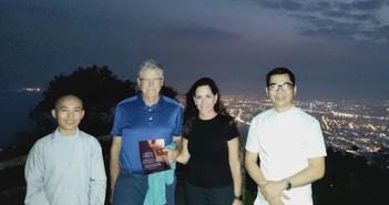 Bill Gates thưởng trà cùng bạn gái ở đỉnh núi Bàn Cờ