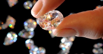Kim cương - Từ "cù lừa marketing thế kỷ" đến hiện thực tàn khốc: Giá rớt 40%, khách hàng "chọn kim cương nhân tạo cho rẻ" hoặc "mua vàng cho chắc ăn"