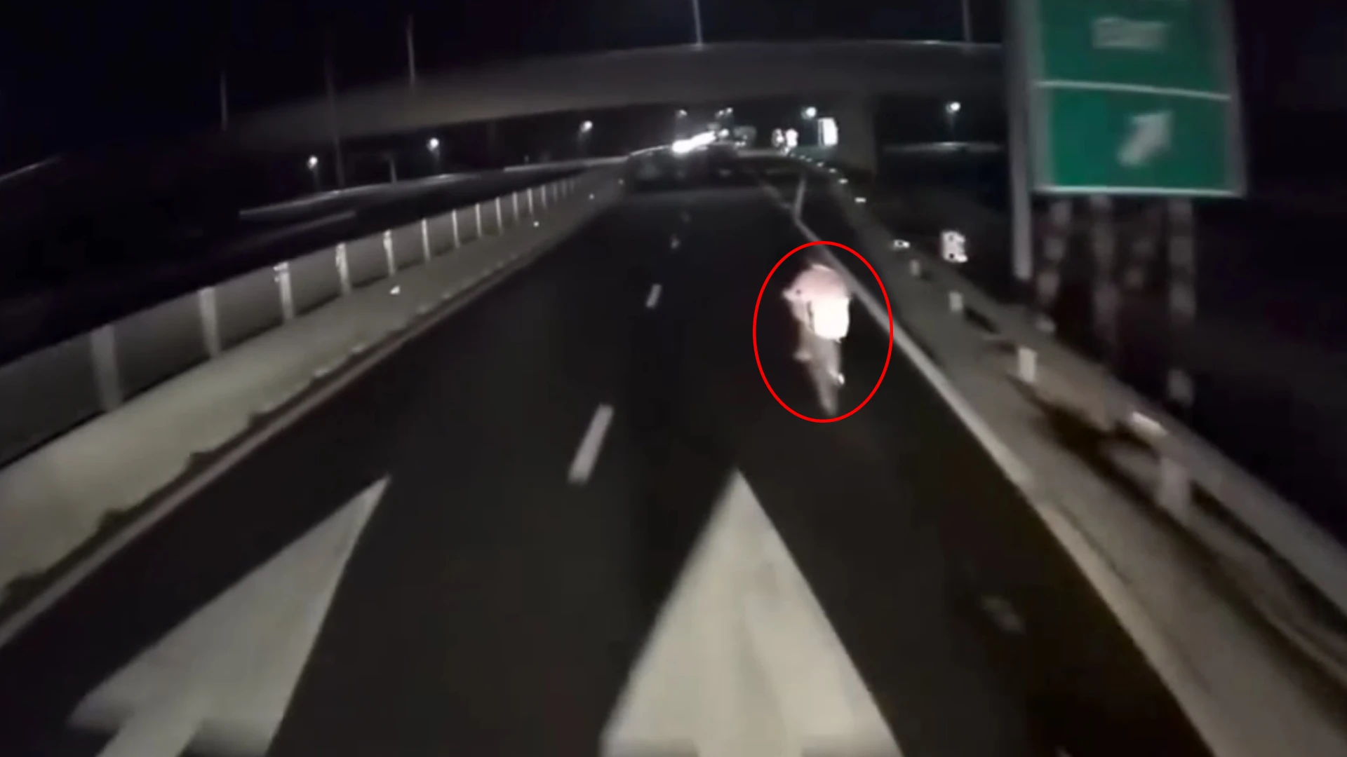 Ô tô suýt 'gặp họa' vì xe đạp liều lĩnh chạy trên cao tốc trong đêm