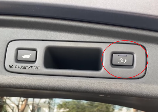 Nút bấm 'lạ' trên cốp xe Honda CR-V để làm gì?