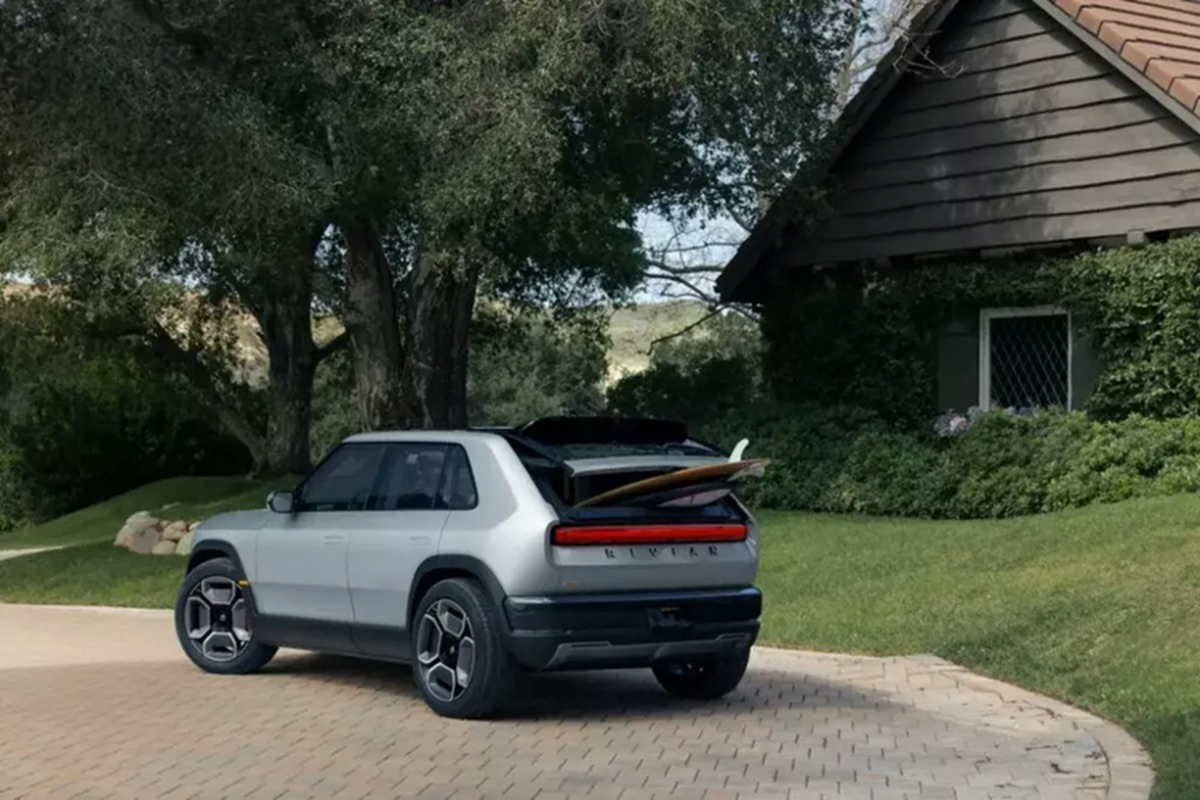 Rivian R3 giá tới 40.000 USD - "đối thủ" mới của VinFast VF7 tại Mỹ - Hình 4 Rivian R3 gia toi 40.000 USD -
