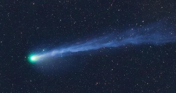 Ngắm 'sao chổi ác quỷ' màu xanh lá cây phát nổ phóng qua Thiên hà Andromeda